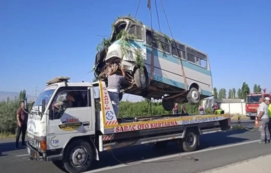 В Турции микроавтобус упал в овраг, погибли 7 человек