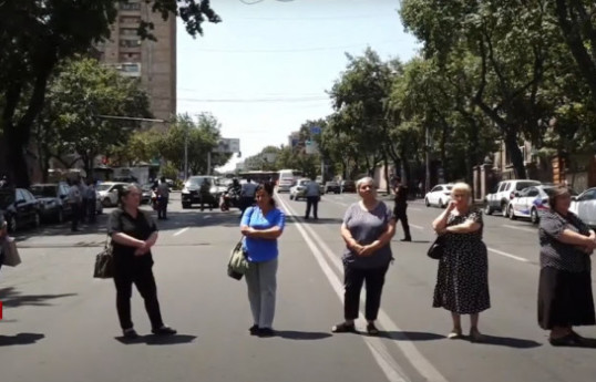 Житель Еревана предложил протестующей матери пропавшего без вести во время 44-дневной войны солдата поехать в Баку -ВИДЕО 