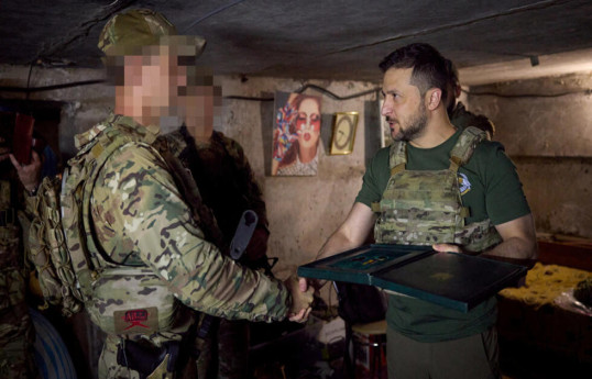 Зеленский посетил позиции украинских войск в районе Бахмута-ФОТО 