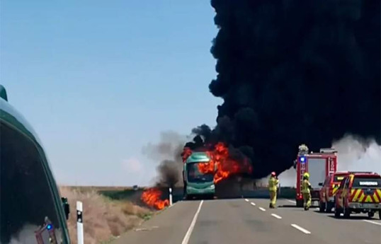 В Испании загорелся направляющийся на музыкальный фестиваль автобус