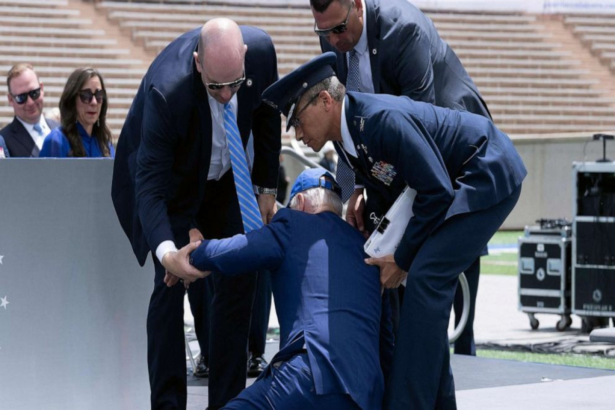 Байден упал на вручении дипломов выпускникам академии ВВС США -ФОТО -ВИДЕО 