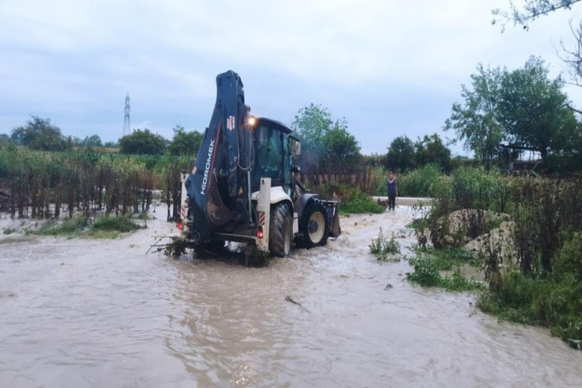 В Турции в результате наводнения обрушилась дорога, затопило дома-ФОТО 