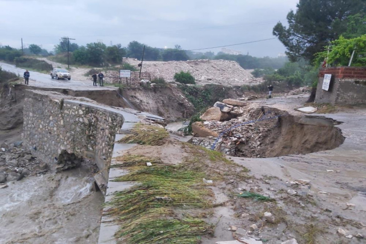 В Турции в результате наводнения обрушилась дорога, затопило дома-ФОТО 