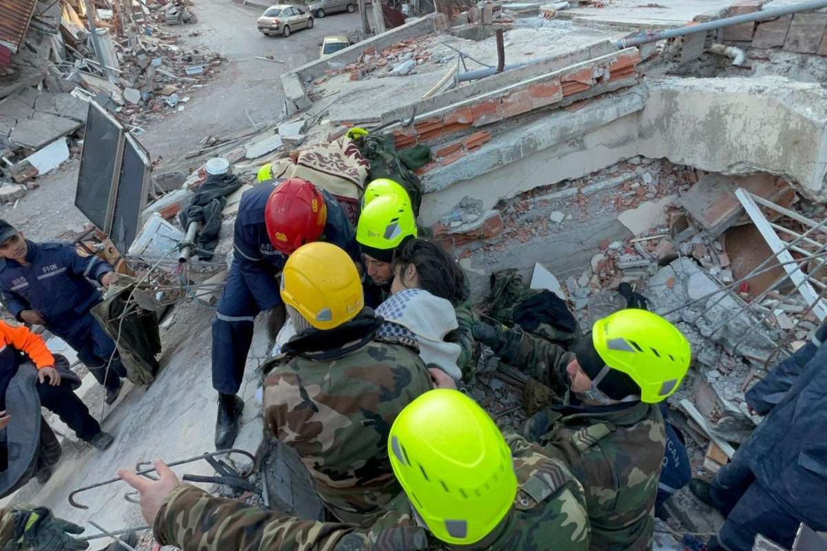 Замминистра: Азербайджанские спасатели извлекли из-под завалов в Турции 53 человека