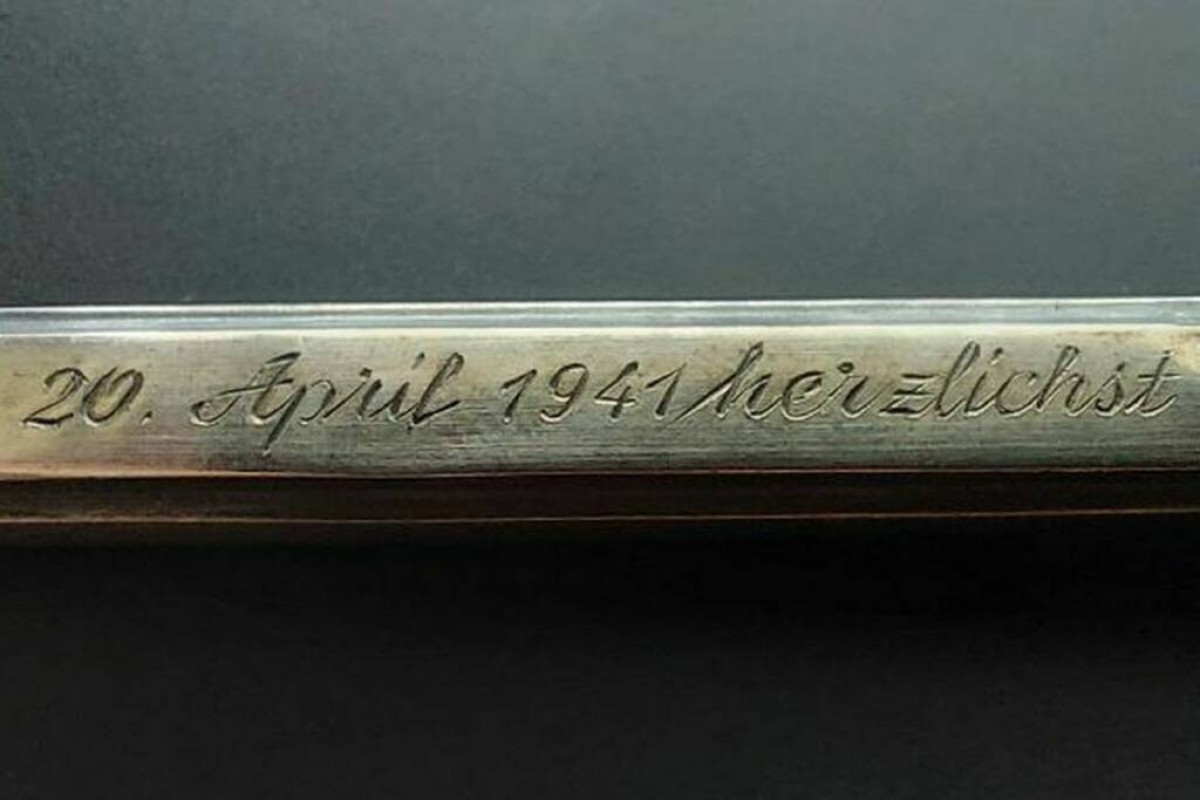 Подаренный Гитлеру Евой Браун карандаш продали на аукционе в Британии за $6,7 тыс.