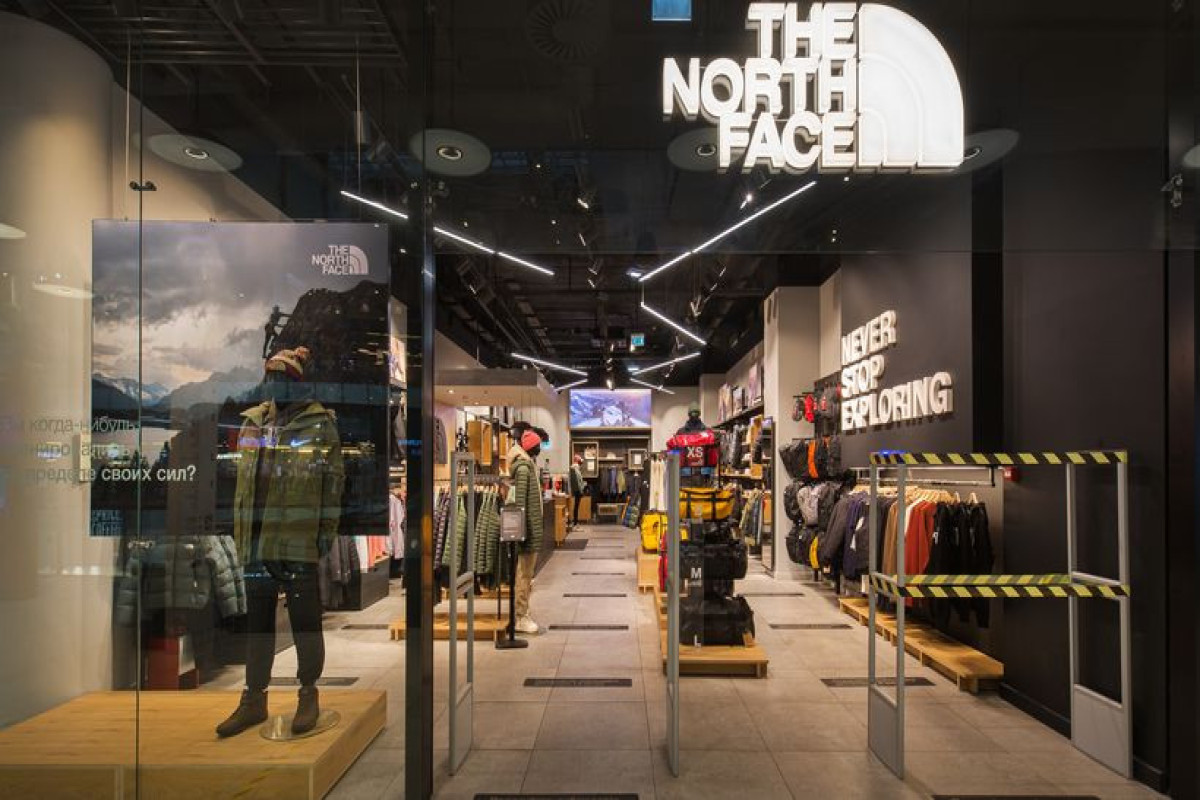 Владелец The North Face, Timberland, Supreme "сворачивает" магазины в России
