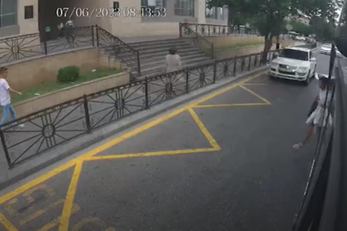 В Баку выходящую из автобуса школьницу сбил автомобиль - ВИДЕО 