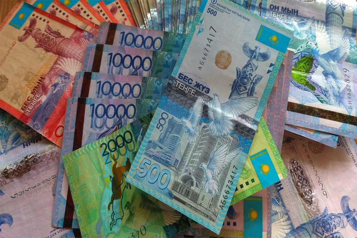 Банки Казахстана массово отказываются от рубля
