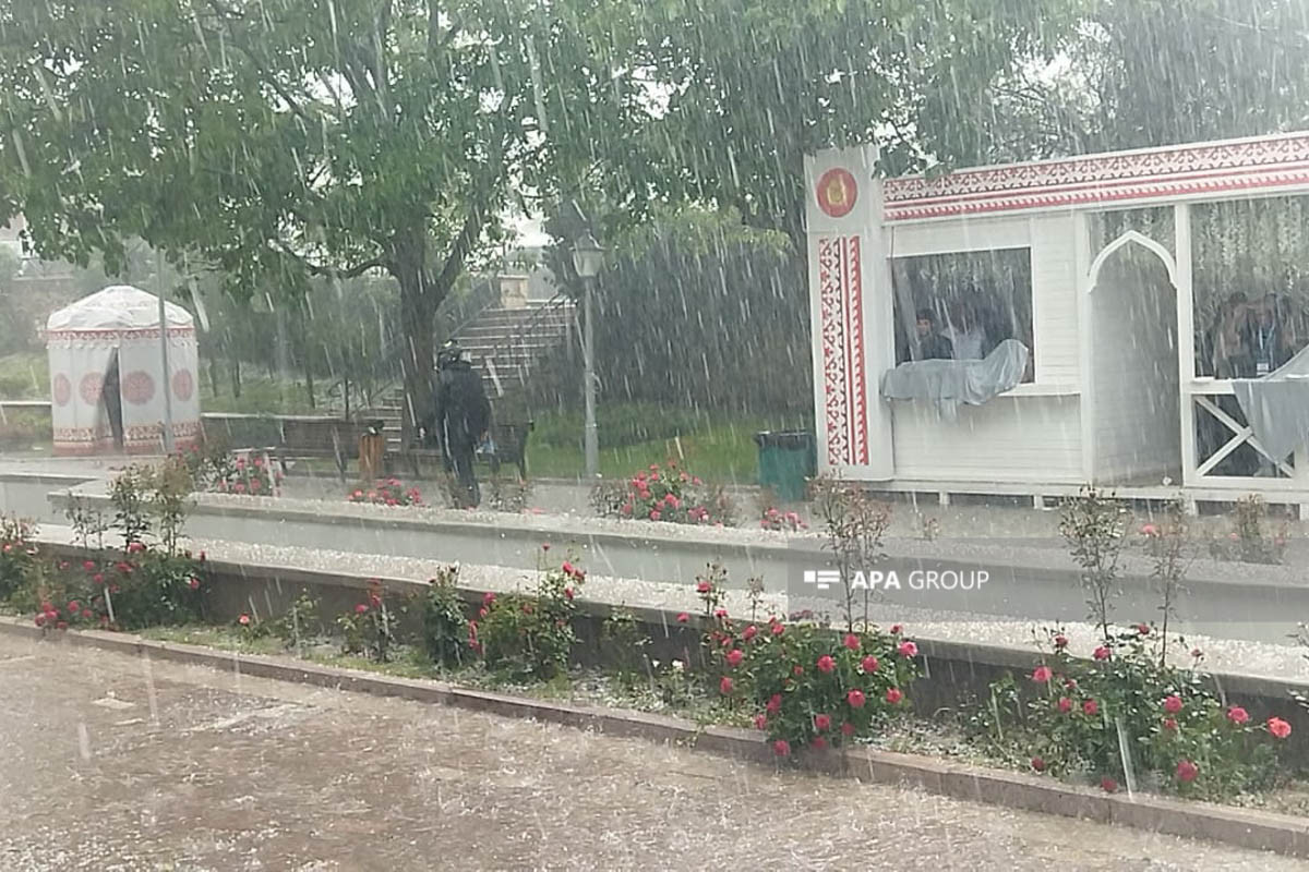 В Шуше шел проливной дождь, выпал град  --ФОТО 