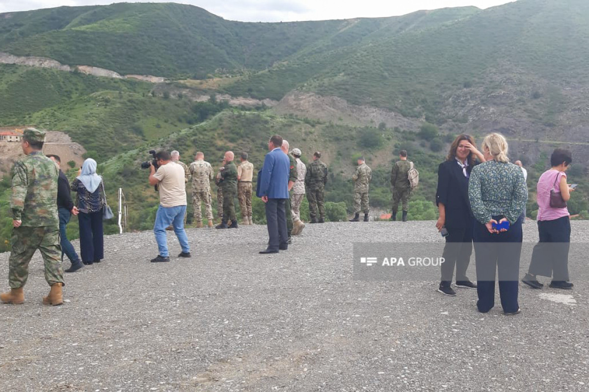 Иностранным дипломатам рассказалии об учиненных армянами разрушениях в селе Забух-ФОТО
