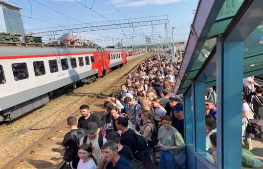 Вокзалы Ростова-на-Дону переполнены из-за желающих уехать из города-ВИДЕО 
