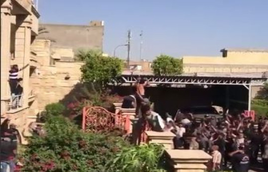 В Багдаде протестующие против сожжения Корана ворвались на территорию посольства Швеции
