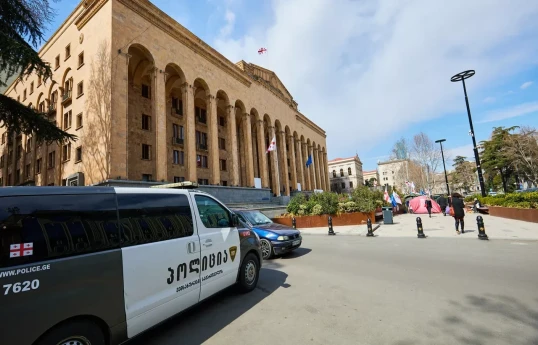 Грузинские депутаты подрались в ходе обсуждения законопроекта об "иноагентах" -ВИДЕО 