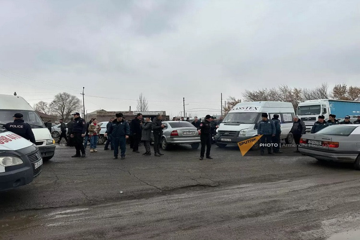 Родные погибшего при пожаре солдата перекрыли трассу Ереван-Гюмри