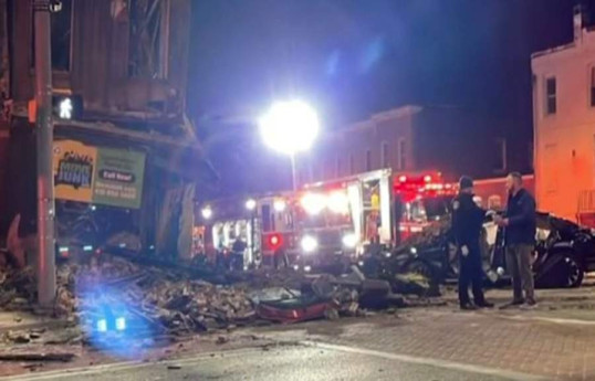 В США дом обрушился на автомобиль после ДТП-ВИДЕО 