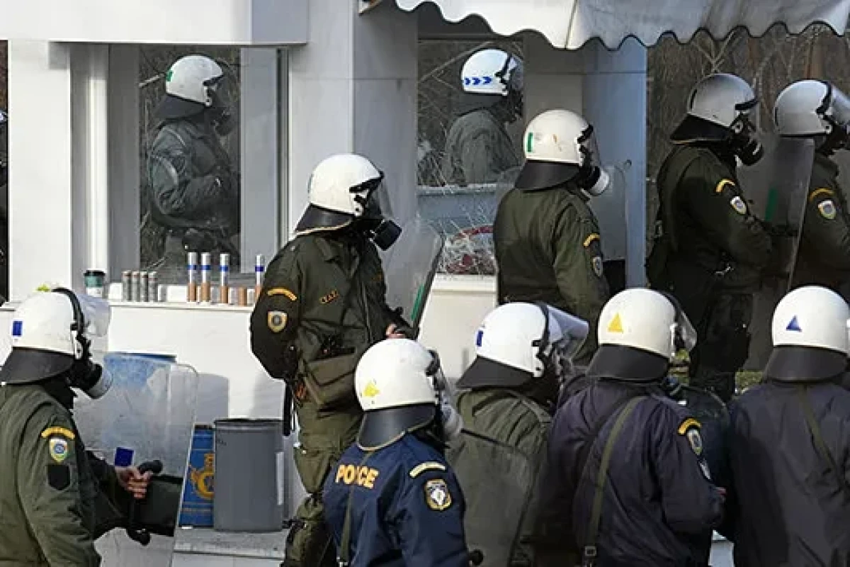 В ходе беспорядков в Афинах ранены пять полицейских