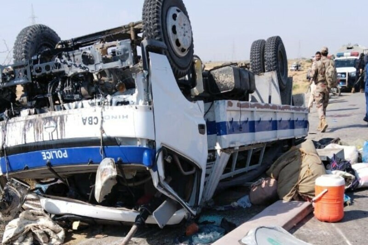 В Пакистане террорист-смертник атаковал автомобиль полицейских, много погибших и раненых