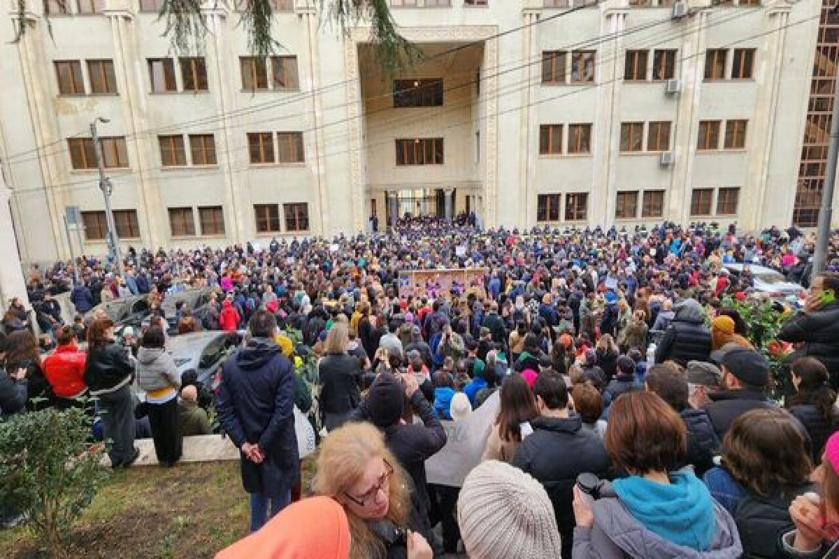 В Грузии протестуют против закона «Об иноагентах» - ПАРЛАМЕНТ ЗАБРОСАН ЯЙЦАМИ  