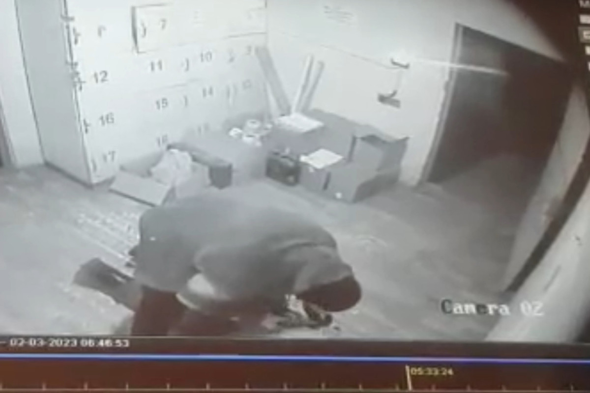 Разбойное нападение на маркет в Гяндже: преступник ранил охранника и вынес сейф с деньгами-ФОТО 