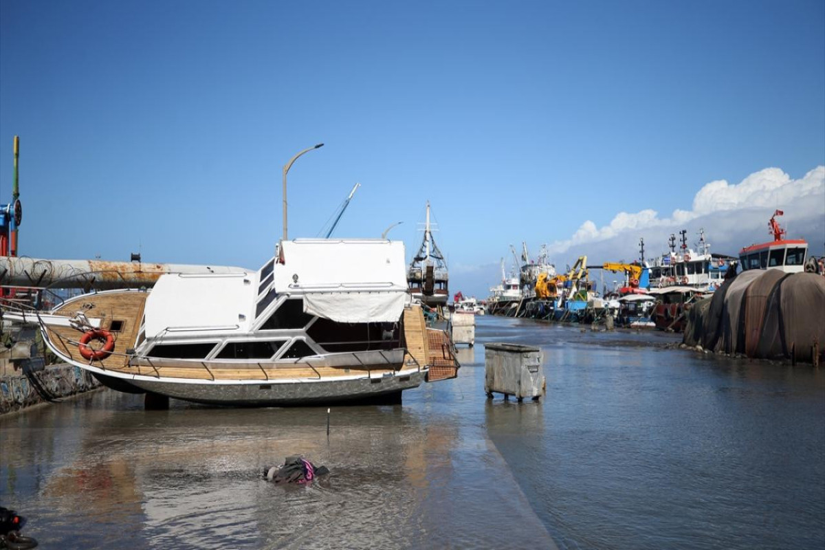 В Турции в результате урагана затонули лодки в порту