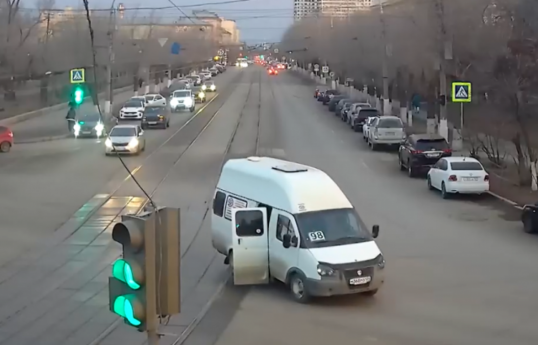 В России девушка выпала из маршрутки на ходу-ВИДЕО 