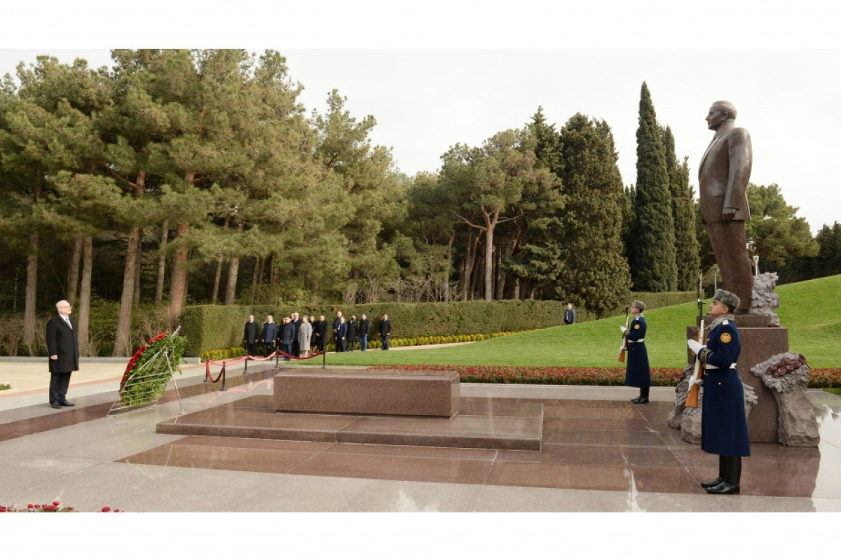 Президент Латвии посетил могилу Общенационального лидера Гейдара Алиева