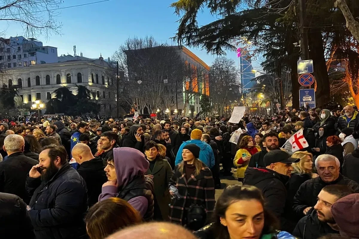 Тысячи протестующих вновь собрались в центре Тбилиси