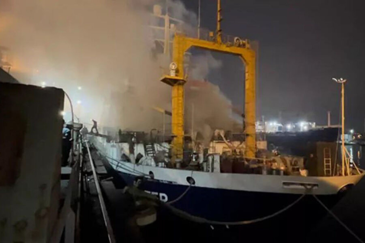 В Стамбуле загорелось рыболовецкое судно под российским флагом