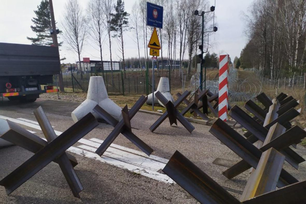Польша укрепляет границу с Россией и Беларусью противотанковыми ежами