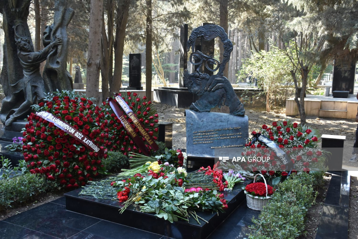 В Баку состоялось открытие надгробного памятника Рустаму Ибрагимбекову-ФОТО 