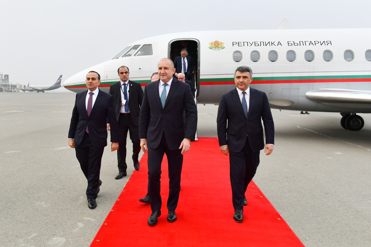 Президент Болгарии прибыл с рабочим визитом в Азербайджан