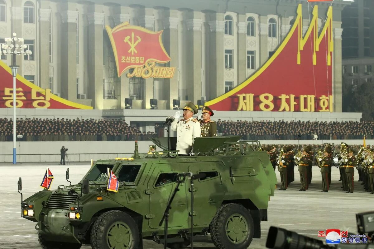 Ким Чен Ын приказал северокорейским военным усилить учения на случай "настоящей войны"