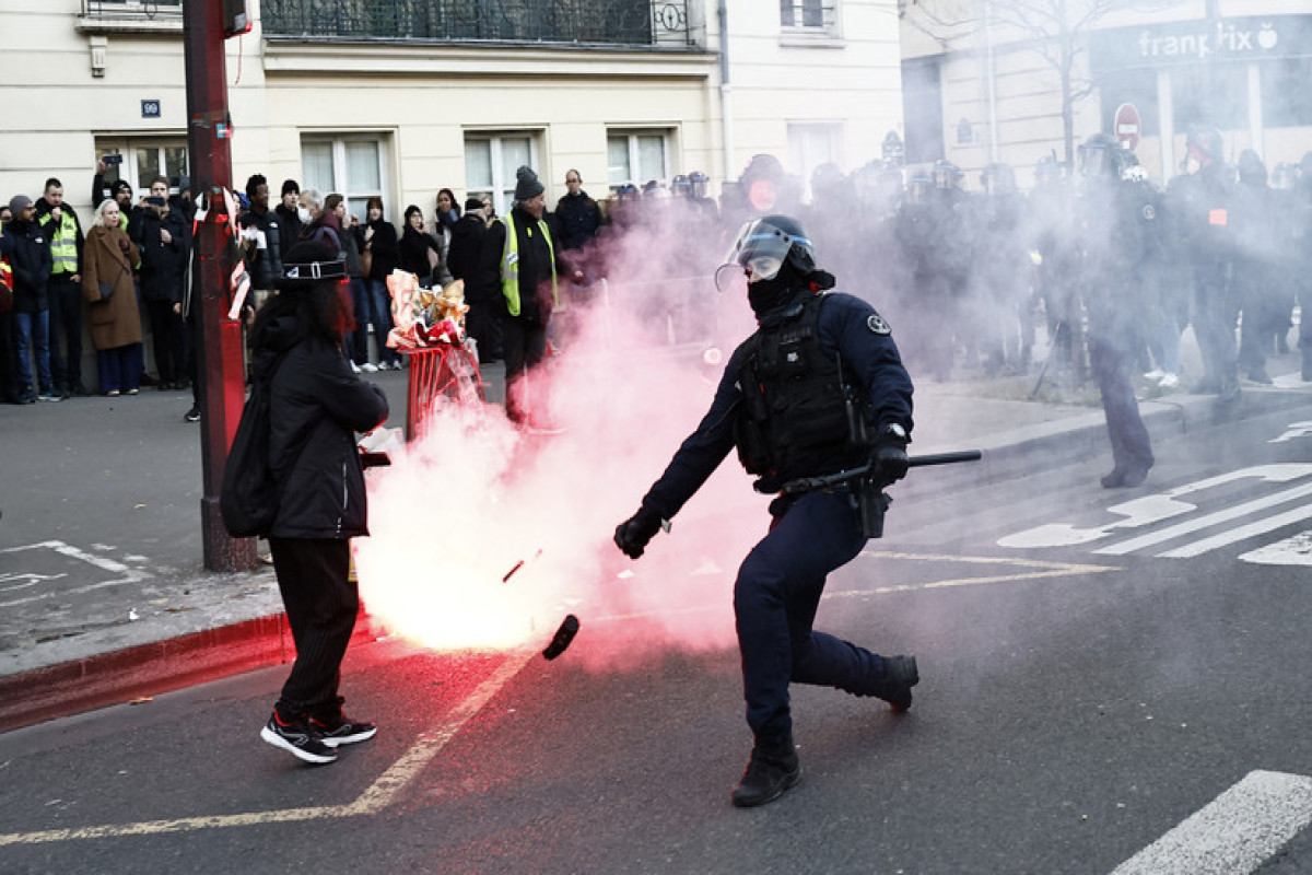 Более 30 человек задержаны на акции против пенсионной реформы в Париже-ВИДЕО -ОБНОВЛЕНО 