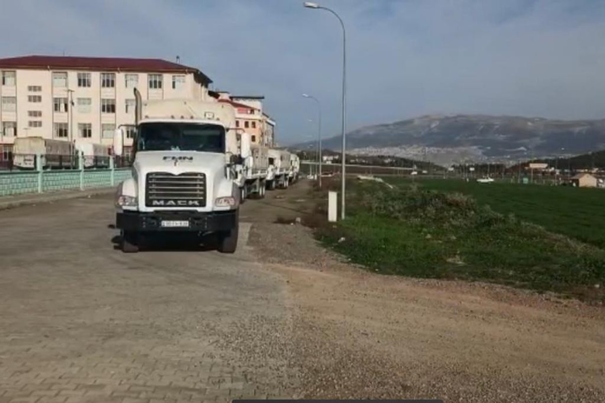 В Баку возвращается очередная автоколонна МЧС, доставившая гумпомощь в Турцию -