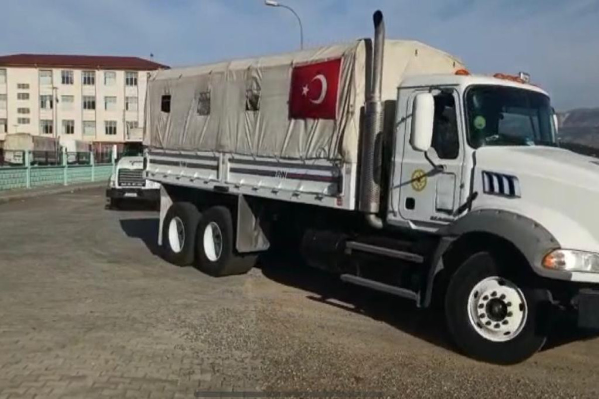 В Баку возвращается очередная автоколонна МЧС, доставившая гумпомощь в Турцию -