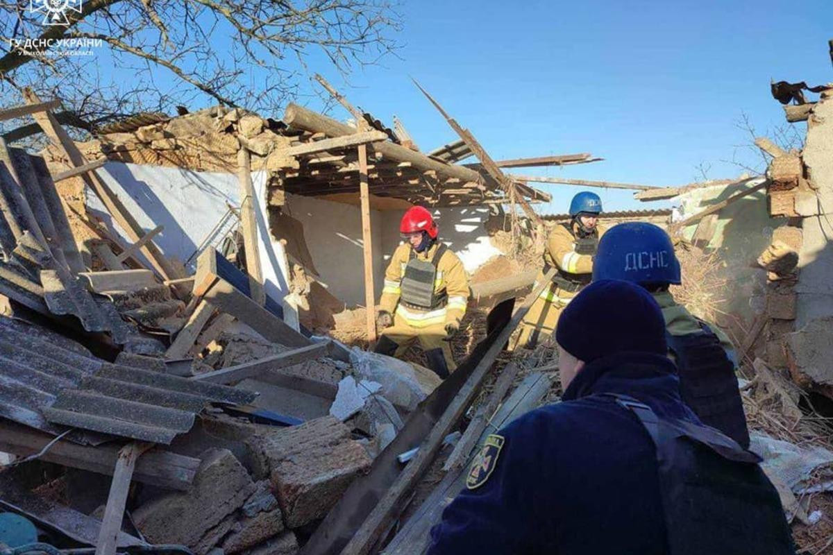 ВС России обстреляли украинское село: разрушены дома, есть погибшие и раненые -ФОТО 
