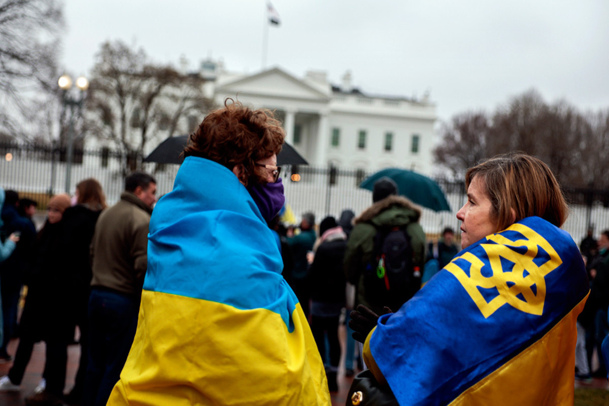 NYT: Байден разрешил украинским беженцам остаться в США еще один год
