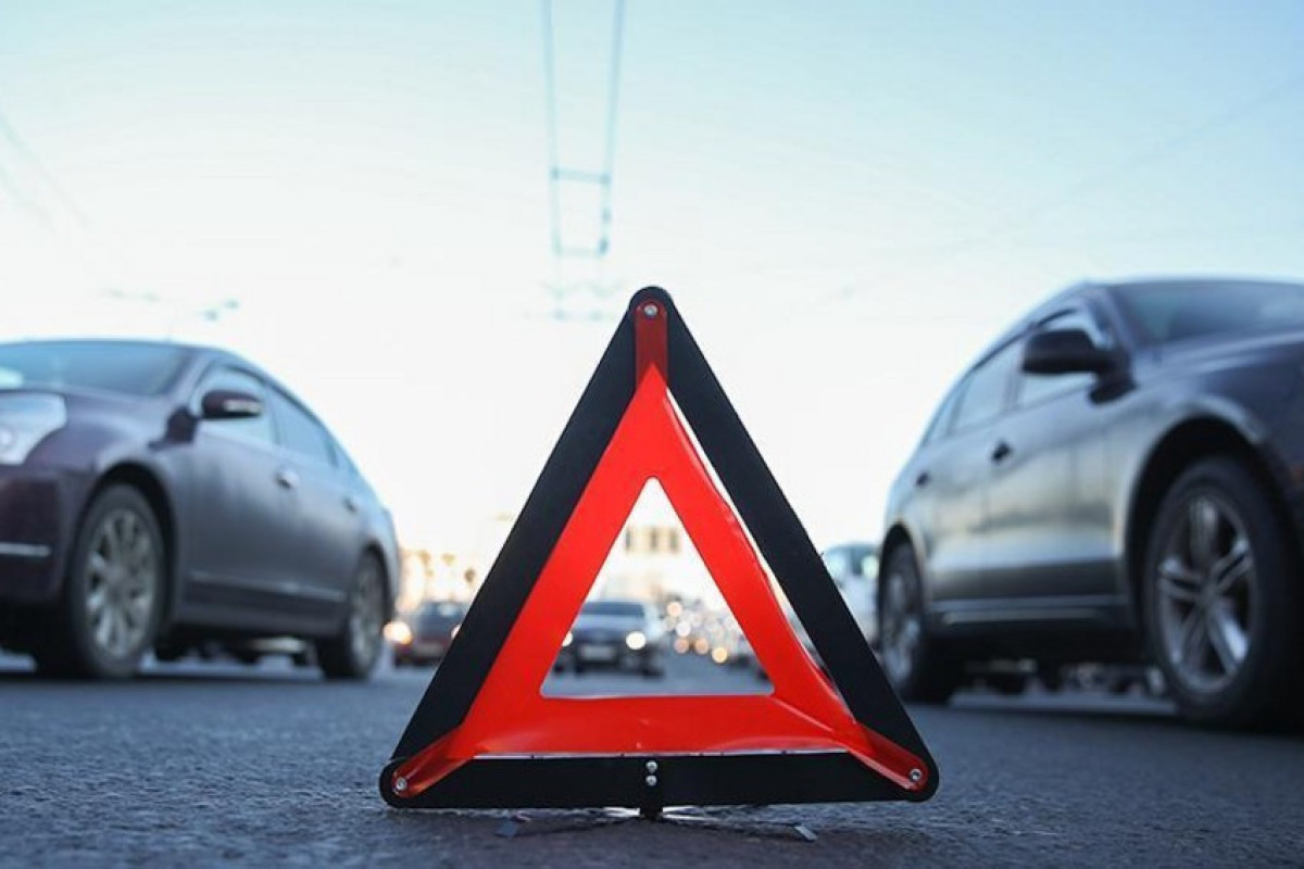 В Баку произошло жуткое ДТП: пассажирку выкинуло из машины - ВИДЕО 