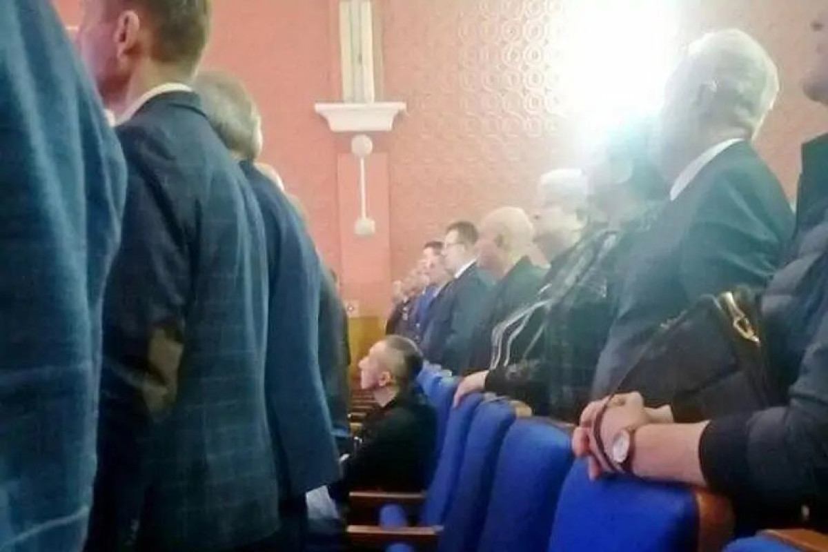 Российский депутат сидя прослушал гимн страны и получил повестку в военкомат