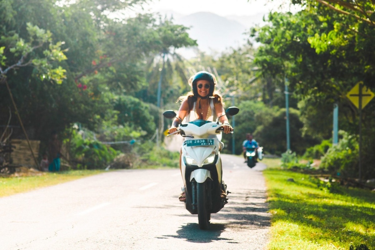 На острове Бали туристам вновь могут разрешить водить мопеды и скутеры