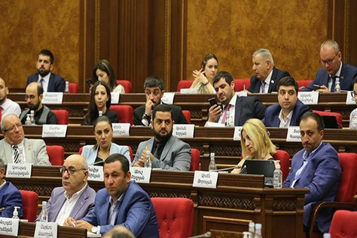 Партия Пашиняна не поддержала в парламенте проект заявления оппозиции по Карабаху