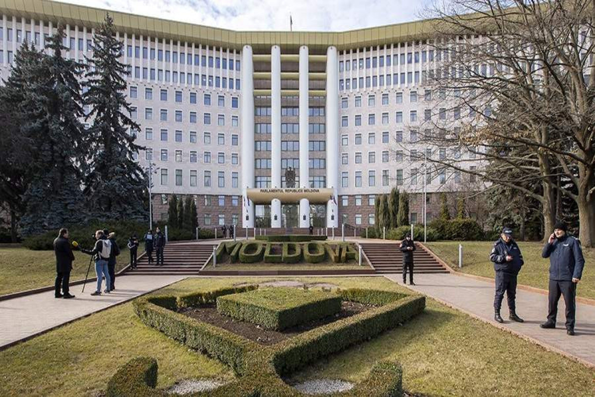 Парламент Молдовы одобрил переименование госязыка в румынский