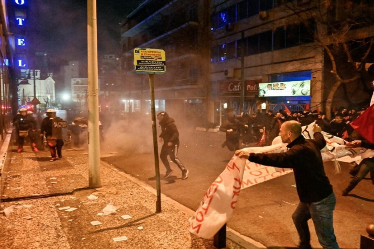 Радикалы устроили погромы на мирной акции протеста в Греции