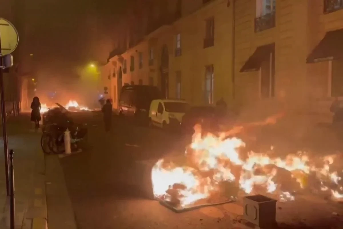 Париж захлестнули протесты: слезоточивый газ, камни и горящие баррикады -ВИДЕО 