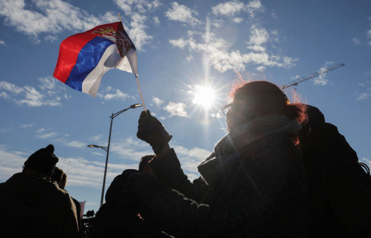 В центре Белграда сотни человек вышли на протест против признания Косово