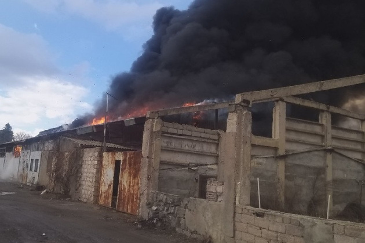 Пенопластовый завод горит на севере Армении