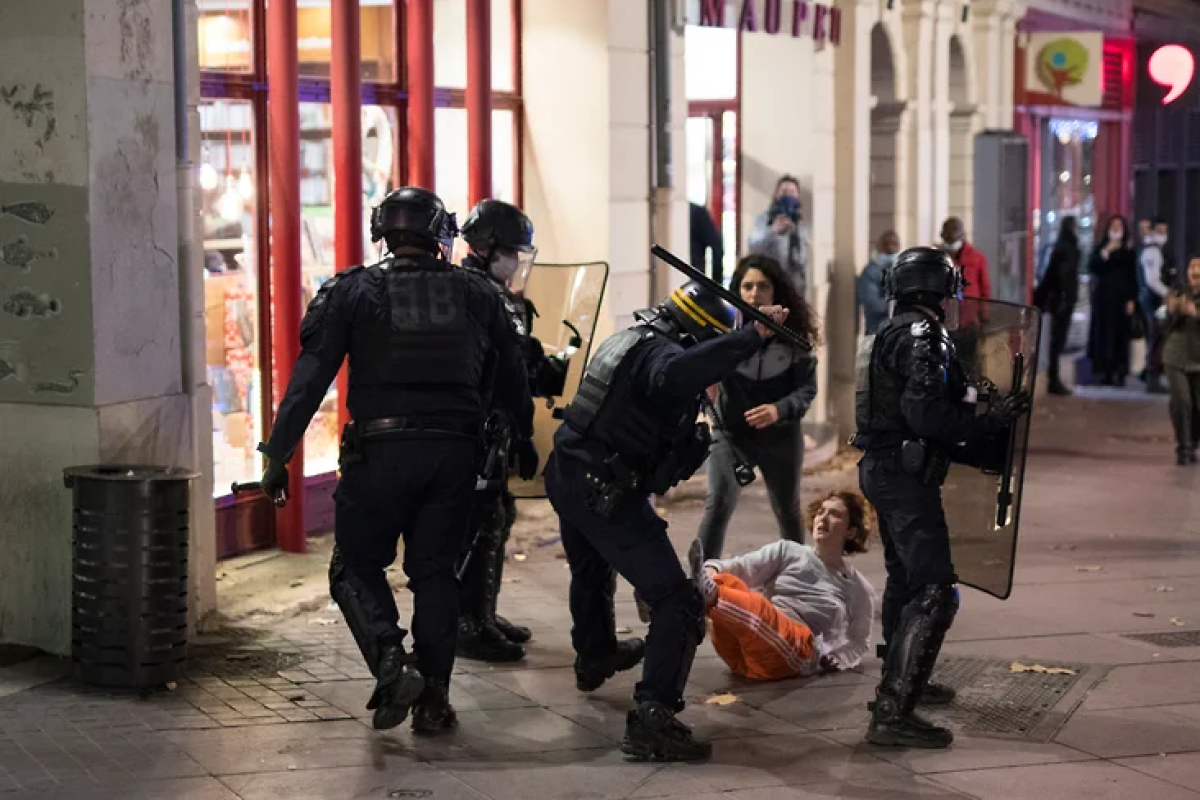 Демократия во всей красе: во Франции полиция жестоко избила протестующего-ВИДЕО 