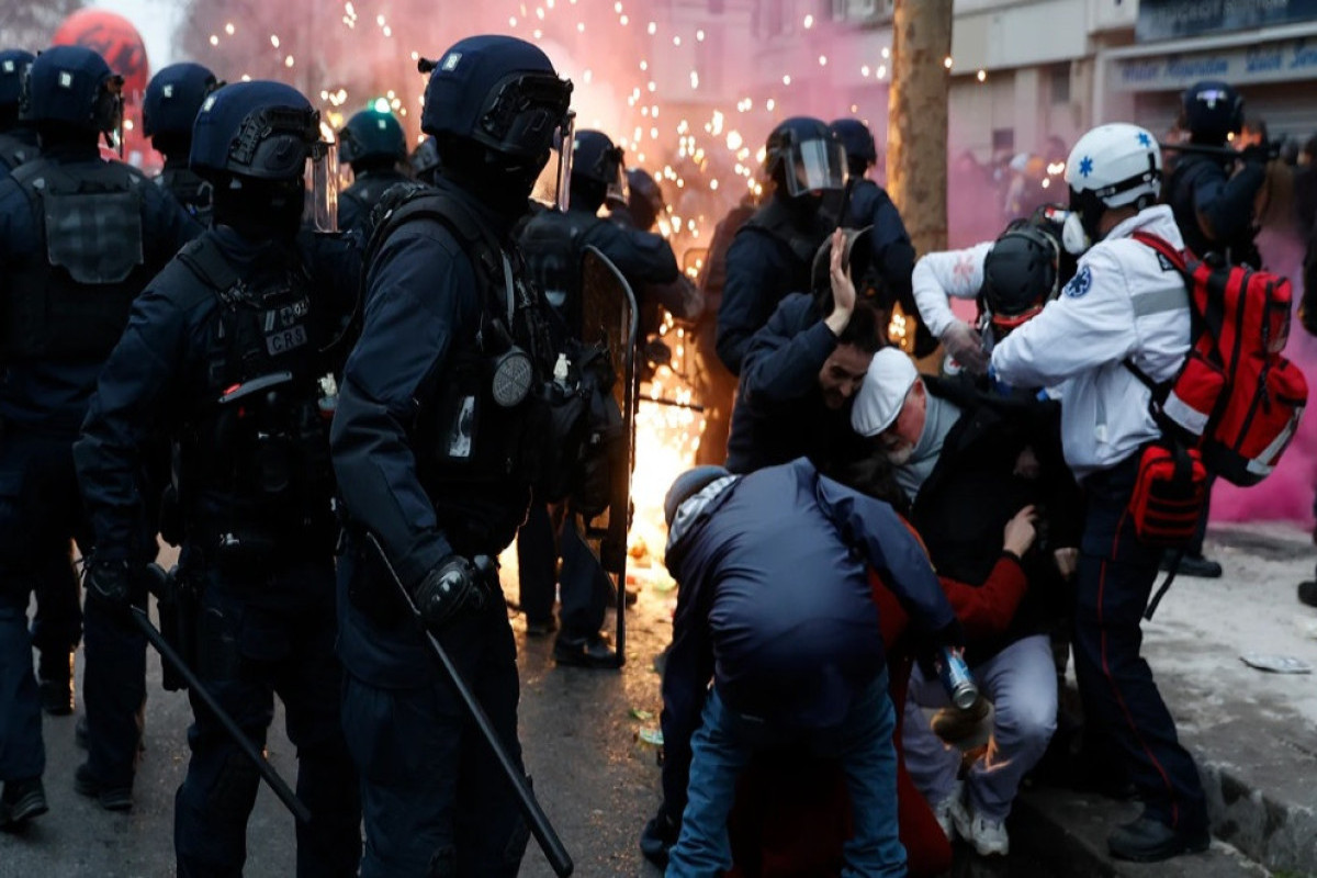 Парижане начали взрывать петарды на площади Бастилии-ВИДЕО 