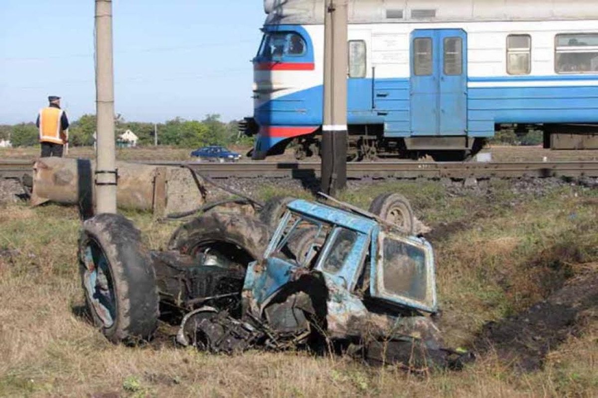 В Шабране поезд столкнулся с трактором, один человек погиб