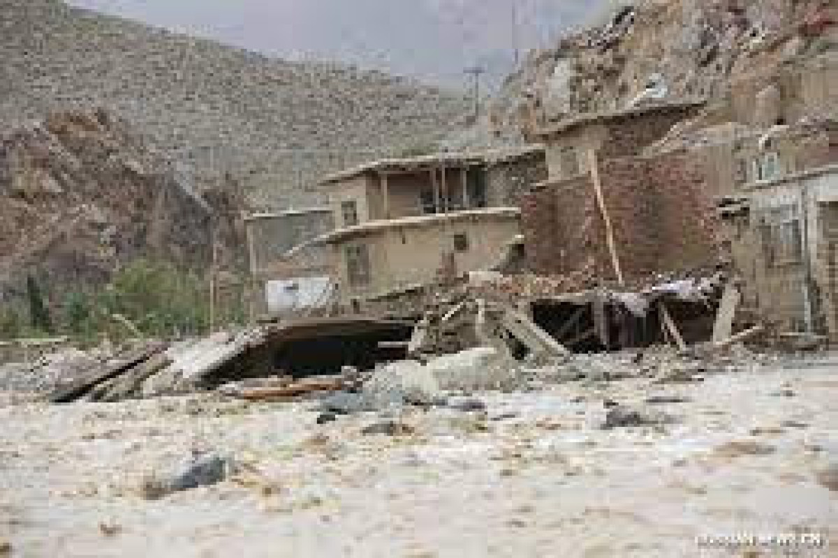 В результате землетрясений и наводнений в Афганистане пострадали десятки человек